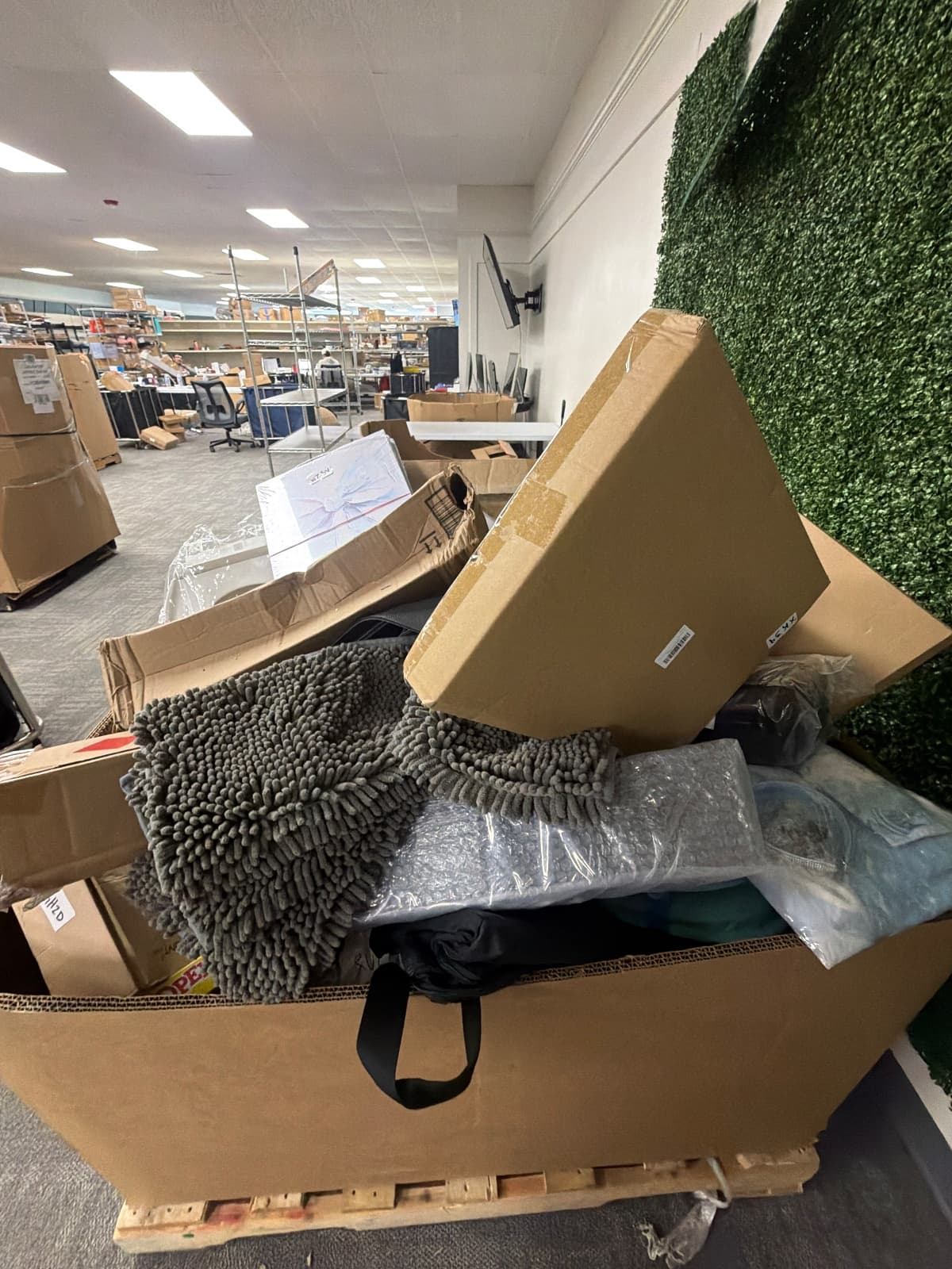 Auction Leftovers Pallet — photo 3