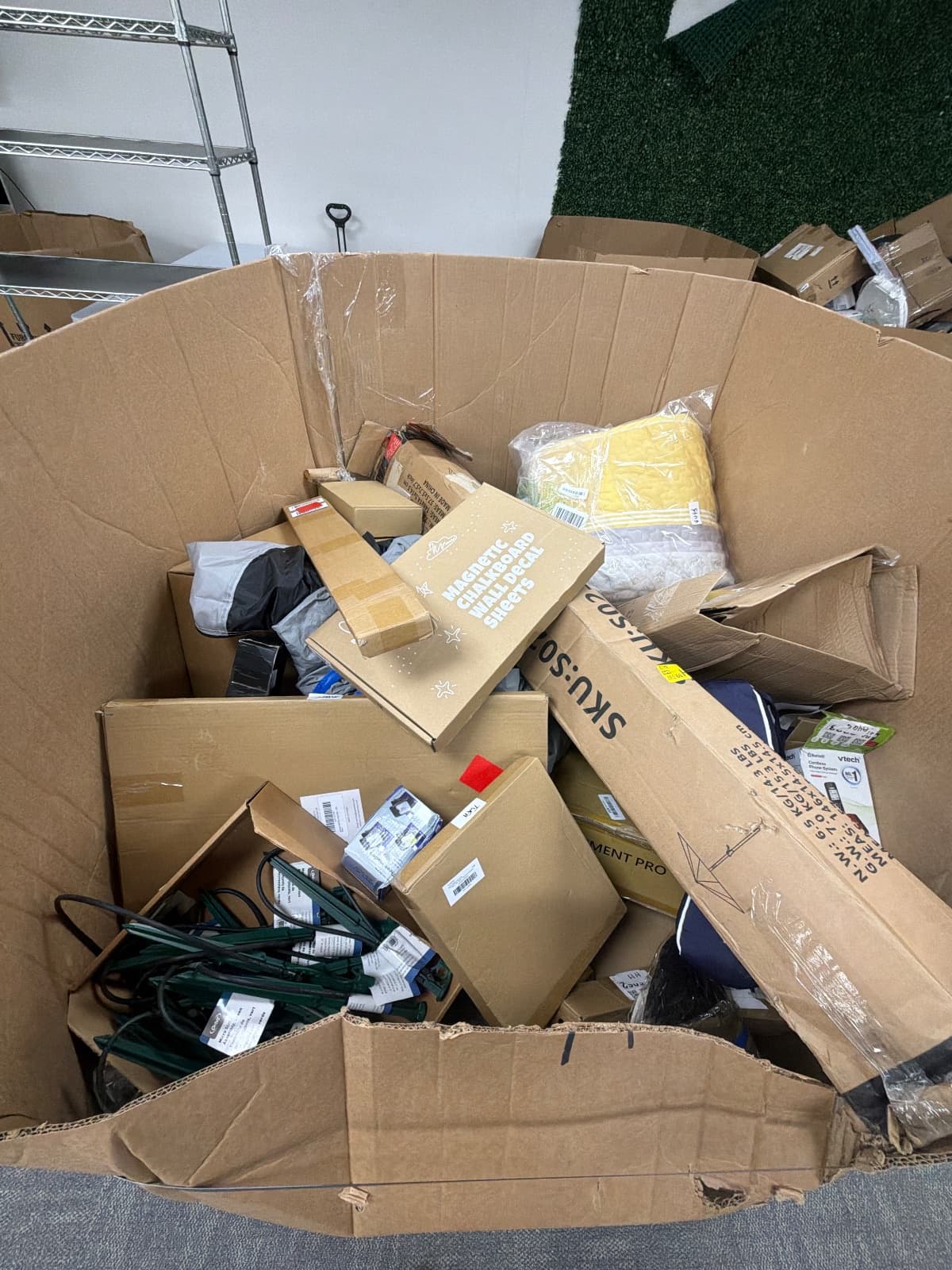 Large Auction Leftovers Pallet — photo 2
