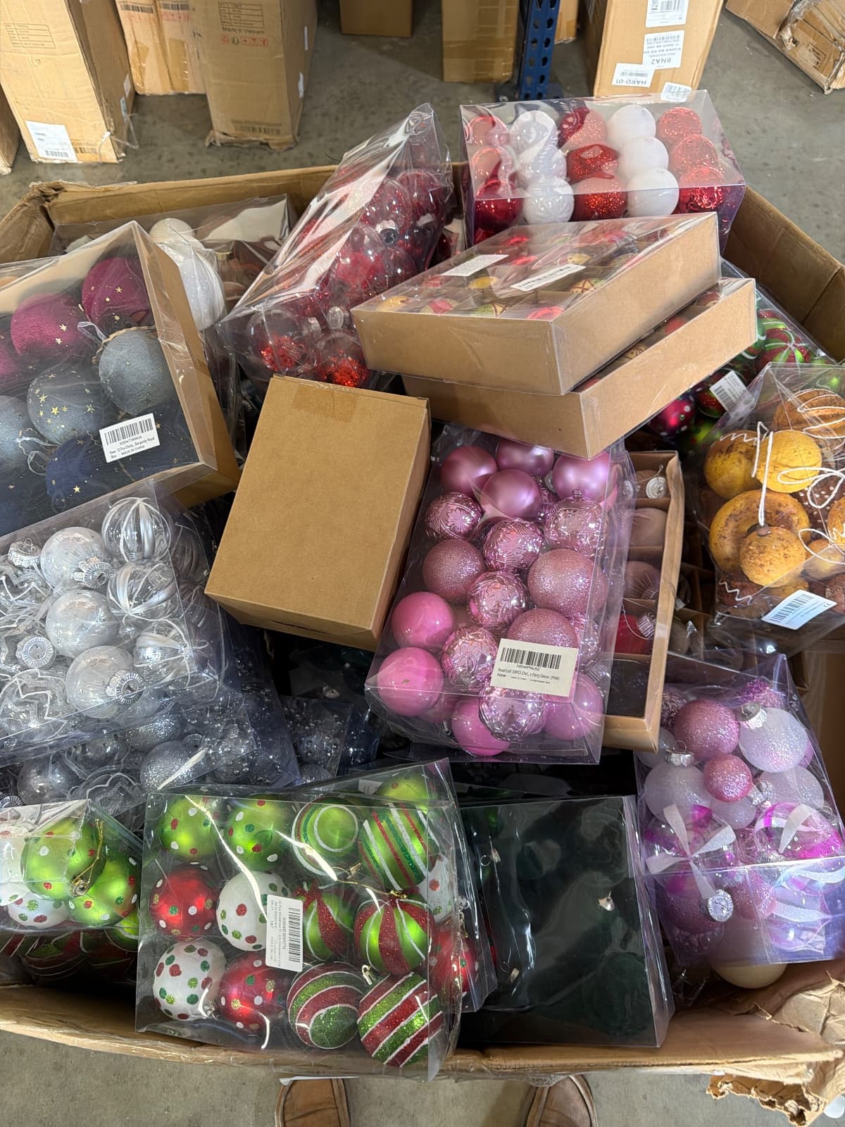 Reseller Pallet CHRISTMAS ORNAMENTS/ BULBS — photo 2